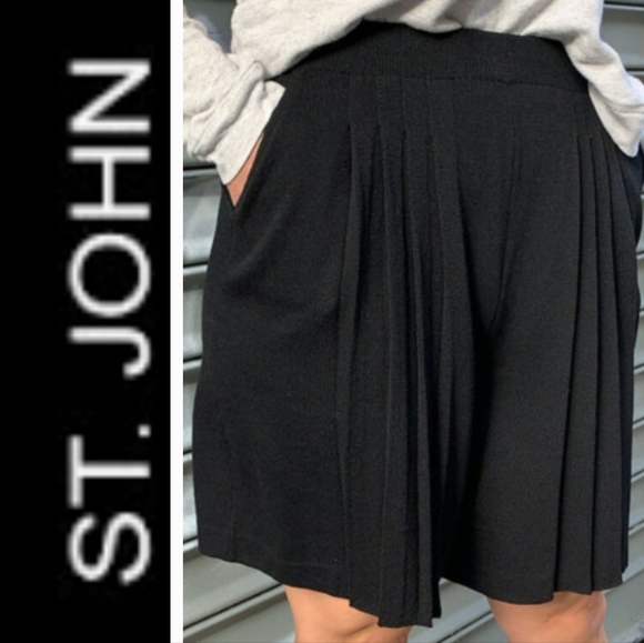 ST JOHN Basics Black Pleated Front Santana Knit Shorts. Size 2